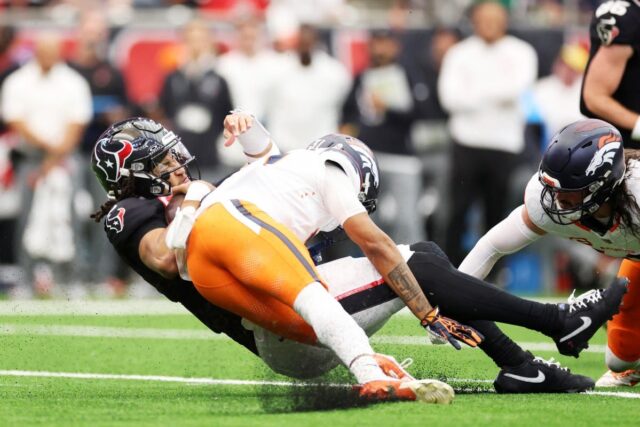 NFL toma decisão de punição para Broncos CB que feriu Houston Texans QB C.J. Stroud takes a hit from Denver Broncos CB Kris Abrams-Draine