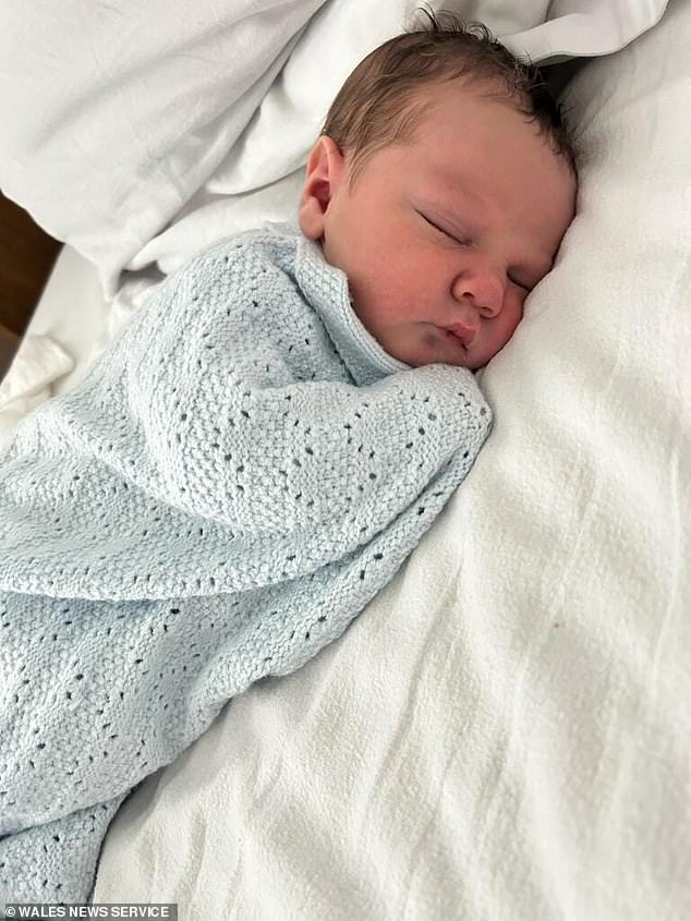 Na foto: Bebê de nove meses morto em ataque de Jonte William Bluck, de nove meses, morreu devido a mordidas de cachorro XL Bully, informou o inquérito