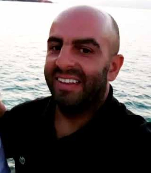 Na foto: Bravo trabalhador ferroviário que 'se adiantou para proteger O ferroviário Samir Zitouni foi uma das 11 pessoas feridas durante o esfaqueamento em massa a bordo de um trem no sábado.