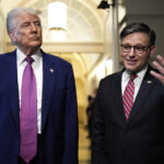 Manifestantes saem do Capitólio durante uma manifestação de protesto contra uma proposta de mapa de redistritamento na terça-feira, 21 de outubro de 2025, em Raleigh, NC (AP Photo/Chris Seward)