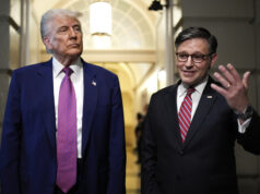 Na tentativa de redesenhar os mapas da Câmara, Trump e Partido Republicano evitam solução óbvia Manifestantes saem do Capitólio durante uma manifestação de protesto contra uma proposta de mapa de redistritamento na terça-feira, 21 de outubro de 2025, em Raleigh, NC (AP Photo/Chris Seward)