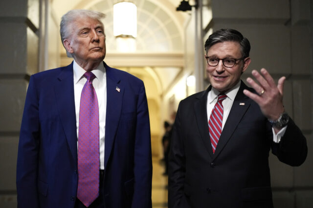 Manifestantes saem do Capitólio durante uma manifestação de protesto contra uma proposta de mapa de redistritamento na terça-feira, 21 de outubro de 2025, em Raleigh, NC (AP Photo/Chris Seward)