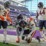 Nahshon Wright nº 26 do Chicago Bears intercepta um passe para touchdown destinado a Jordan Addison nº 3 do Minnesota Vikings durante o segundo quarto no US Bank Stadium em 16 de novembro de 2025 em Minneapolis, Minnesota. (Foto de David Berding/Getty Images)