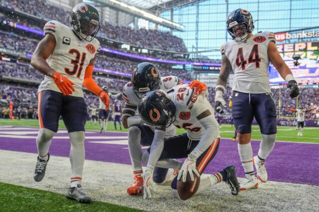 Nahshon Wright faz interceptação emocional em memória de John Beam Nahshon Wright nº 26 do Chicago Bears intercepta um passe para touchdown destinado a Jordan Addison nº 3 do Minnesota Vikings durante o segundo quarto no US Bank Stadium em 16 de novembro de 2025 em Minneapolis, Minnesota. (Foto de David Berding/Getty Images)