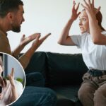 Vista lateral de um casal discutindo em um sofá.