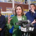 A deputada Nancy Pelosi (D-CA) segura o martelo que usou em...