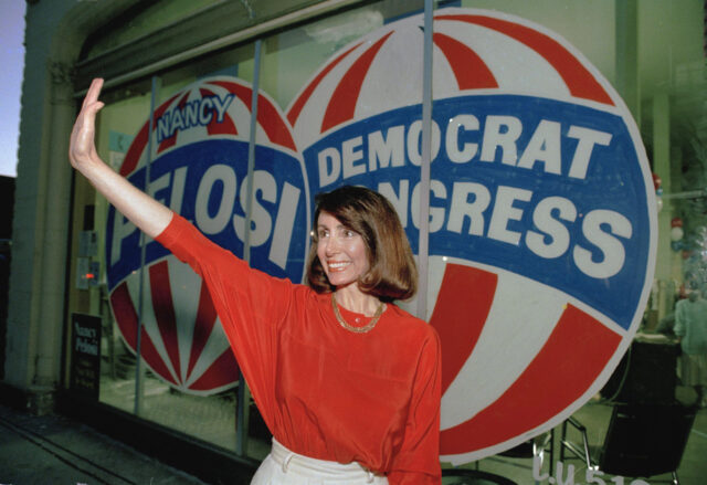 A líder da minoria na Câmara, Nancy Pelosi, da Califórnia, caminha para uma reunião do Caucus Democrata da Câmara e do presidente Barack Obama no Capitólio, em Washington, quarta-feira, 31 de julho de 2013. A viagem de Obama ao Capitólio, poucos dias antes da pausa do Congresso na sexta-feira para um recesso de verão de cinco semanas, ocorre em meio a preocupações crescentes entre os democratas sobre a agenda interna paralisada do presidente. (Foto AP/Jacquelyn Martin)