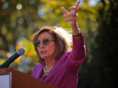 Nancy Pelosi lança ataque violento contra Trump na véspera da eleição Nancy Pelosi lança ataque violento contra Trump na véspera da eleição