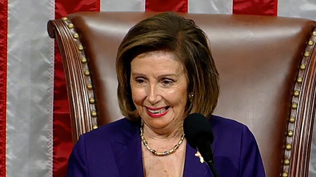 Nancy Pelosi, primeira mulher a servir como presidente da Câmara Em seguida, a presidente da Câmara, Nancy Pelosi, rasga o discurso do Estado da União de Donald Trump em 2020.