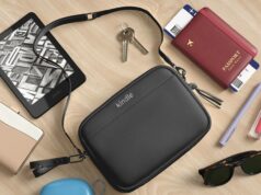 Não acredito que a Amazon fez uma bolsa tipo estilingue de US $ 70 só para Kindles A bolsa tipo estilingue do Kindle sendo usada ao ar livre, com os dois estilos à vista.