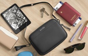 Não acredito que a Amazon fez uma bolsa tipo estilingue de US $ 70 só para Kindles A bolsa tipo estilingue do Kindle sendo usada ao ar livre, com os dois estilos à vista.