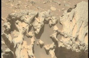 Não é deste mundo: mistério enquanto a NASA descobre rocha alienígena ‘esculpida’ na superfície de Marte O rover Mars Perseverance da NASA encontrou uma rocha curiosa e de formato incomum na superfície de Marte. A NASA o chamou de 'Phippsaksla' (NASA/JPL-Caltech/ASU)
