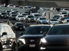 ‘Não importa a que horas você sai:’ 9,6 milhões de motoristas de férias para lotar as estradas da Califórnia 'Não importa a que horas você sai:' 9,6 milhões de motoristas de férias para lotar as estradas da Califórnia