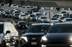 ‘Não importa a que horas você sai:’ 9,6 milhões de motoristas de férias para lotar as estradas da Califórnia 'Não importa a que horas você sai:' 9,6 milhões de motoristas de férias para lotar as estradas da Califórnia