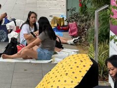 ‘Não temos outra opção’: As mulheres que criam filhos expatriados, sem nunca verem os seus próprios A área comercial da Orchard Road é um farol de riqueza.