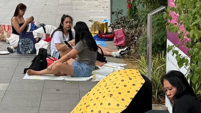 'Não temos outra opção': As mulheres que criam filhos expatriados, A área comercial da Orchard Road é um farol de riqueza.