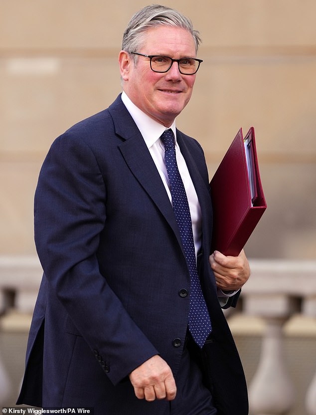 'Não vou a lugar nenhum': Keir Starmer insiste que será Keir Starmer insistiu que será primeiro-ministro nas próximas eleições gerais – apesar de quase metade dos eleitores trabalhistas dizerem que ele deveria renunciar