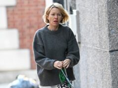 Naomi Watts parece preocupada ao se proteger depois que o amigável ex Liev Schreiber foi hospitalizado Naomi Watts apareceu em Nova York nesta terça-feira, em seu primeiro avistamento desde que seu simpático ex, Liev Schreiber, foi hospitalizado por um problema de saúde no fim de semana.