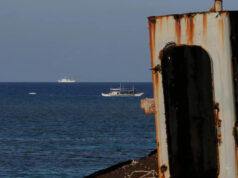 Navio chinês bloqueia as comunicações enquanto as forças filipinas entregam suprimentos ao banco de areia ocupado pelas Filipinas Yahoo news home