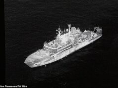 Navio espião russo é avistado ‘à beira das águas do Reino Unido’ com LASERS apontados para os pilotos da RAF – como o secretário de defesa John Healey avisa Putin: ‘vemos você, estamos prontos’ Uma fotografia infravermelha do navio espião russo Yantar, tirada após sua recente chegada às águas britânicas. Acredita-se que seja capaz de mapear cabos subaquáticos