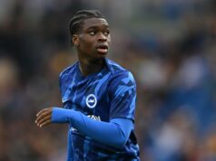 Nehemiah Oriola faz estreia na Premier League após saída do Man Utd e foto de Sir Alex Ferguson ícone de correio