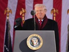 Nem mesmo os veteranos podem ser homenageados sem que Trump torne tudo estranho ARQUIVO - Nesta foto de arquivo de 6 de junho de 2019, o presidente Donald Trump está com veteranos da Segunda Guerra Mundial durante uma cerimônia para marcar o 75º aniversário do Dia D no Cemitério Americano da Normandia em Colleville-sur-Mer, Normandia, França. A maioria dos veteranos militares aprova o desempenho do Presidente Donald Trump como comandante-chefe, reflectindo o apoio contínuo de um grupo que o apoiou fortemente durante a sua presidência. Ainda assim, muitos veteranos acreditam que ele não ouve suficientemente os líderes militares e desconfia das suas decisões sobre o uso da força. (Foto AP/David Vincent)