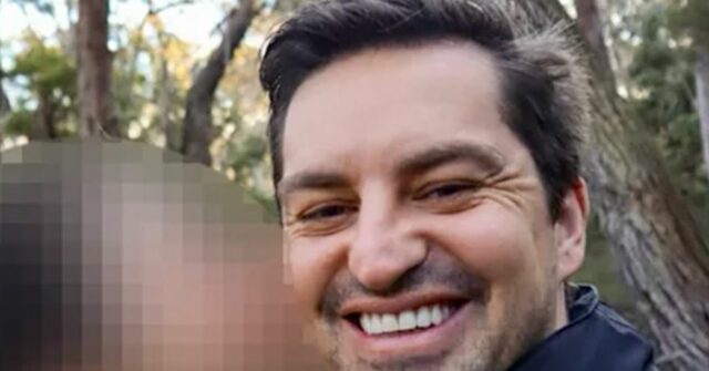 Um homem sul-africano foi detido depois de ser avistado em frente a um manifestante neonazista. 