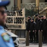 Neonazista que protestou em frente ao parlamento de NSW será deportado