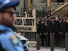 Neonazista que protestou em frente ao parlamento de NSW será deportado Neonazista que protestou em frente ao parlamento de NSW será deportado