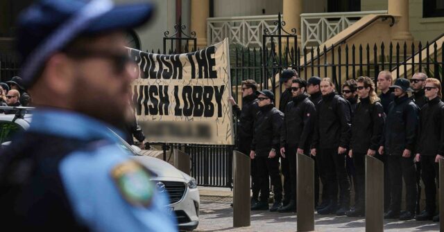 Neonazista que protestou em frente ao parlamento de NSW será Neonazista que protestou em frente ao parlamento de NSW será deportado