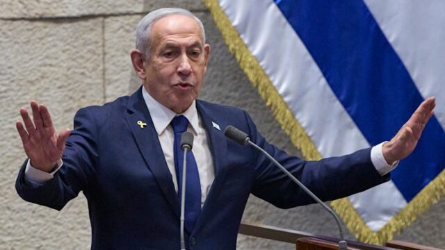 Netanyahu, de Israel, busca perdão para encerrar seu longo julgamento O acionista da Bezeq Telecom, Saul Elovitch, chega ao tribunal de magistrados em Tel Aviv, Israel, em fevereiro de 2018.
