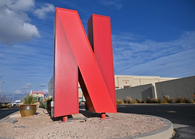 Netflix negocia para licenciar podcasts de vídeo da iHeartMedia, diz General Exterior Views Of Netflix ABQ Studios