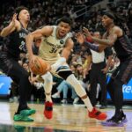 O atacante do Milwaukee Bucks, Giannis Antetokounmpo (34), faz uma bandeja contra o atacante do Brooklyn Nets, Jalen Wilson (22).
