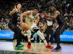 Nets derrotados por Bucks ao receberem um lembrete preocupante de Giannis Antetokounmpo O atacante do Milwaukee Bucks, Giannis Antetokounmpo (34), faz uma bandeja contra o atacante do Brooklyn Nets, Jalen Wilson (22).