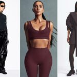 Mulher vestindo um robe curto preto fofo com gravata na cintura, leggings pretas e chinelos pretos, com óculos escuros.