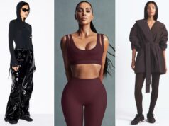 NikeSkims retorna com Drop 2 – e os melhores estilos estão se esgotando rapidamente Mulher vestindo um robe curto preto fofo com gravata na cintura, leggings pretas e chinelos pretos, com óculos escuros.