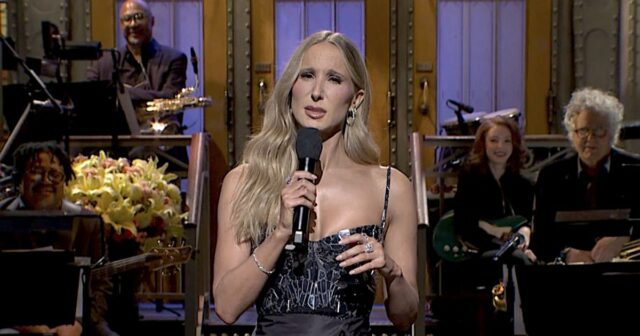 Nikki Glaser enfrenta reação negativa por causa de piadas sobre Nikki Glaser 3 Prêmio Globo de Ouro de 2025