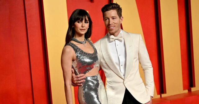 Nina Dobrev aparentemente zomba de Shaun White Split com fantasia de Halloween