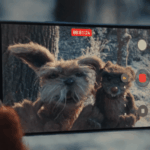 No anúncio de feriado de 2025 da Apple, adoráveis ​​criaturas da floresta gravam um videoclipe no iPhone 17 Pro perdido de um caminhante