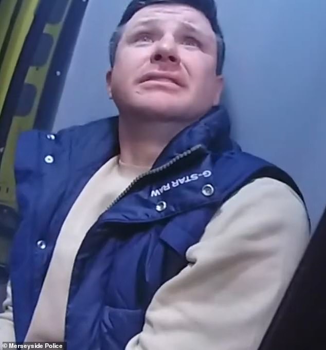 No momento em que o homem que atropelou e matou No momento em que o homem que atropelou e matou o irmão de sua namorada na noite em que se conheceram soluça 'Vou para a cadeia!' quando ele é preso pela polícia