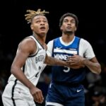 O atacante do Brooklyn Nets, Noah Clowney (21), boxeou contra o atacante do Minnesota Timberwolves, Jaden McDaniels (3), durante o primeiro tempo no Barclays Center.