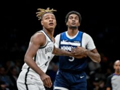 Noah Clowney, do Nets, faz a declaração mais forte até agora no lugar de Michael Porter Jr. O atacante do Brooklyn Nets, Noah Clowney (21), boxeou contra o atacante do Minnesota Timberwolves, Jaden McDaniels (3), durante o primeiro tempo no Barclays Center.