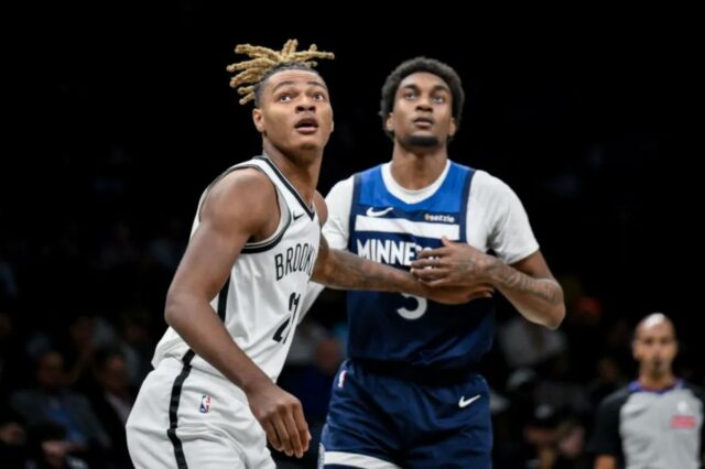 Noah Clowney, do Nets, faz a declaração mais forte até O atacante do Brooklyn Nets, Noah Clowney (21), boxeou contra o atacante do Minnesota Timberwolves, Jaden McDaniels (3), durante o primeiro tempo no Barclays Center.