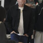 A estrela do Oasis, Noel Gallagher, parecia elegante na quinta-feira, quando foi visto no aeroporto de Sydney se preparando para deixar a Austrália, após a turnê de reunião de sua banda, com ingressos esgotados.