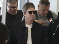 Noel Gallagher parece elegante sem esforço ao sair da Austrália com seu filho – após a turnê ‘Bíblica’ do Oasis, com ingressos esgotados, Down Under A estrela do Oasis, Noel Gallagher, parecia elegante na quinta-feira, quando foi visto no aeroporto de Sydney se preparando para deixar a Austrália, após a turnê de reunião de sua banda, com ingressos esgotados.