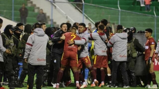 Noite infernal em Oruro: 17 cartões vermelhos arruinam as quartas de final da Copa Bolívia
