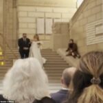 Uma organizadora de casamentos pareceu ofuscar uma noiva em seu grande dia, deslizando escada abaixo