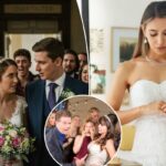 Noivos olhando nervosos um para o outro, cercados por um grupo de pessoas com expressões de raiva.