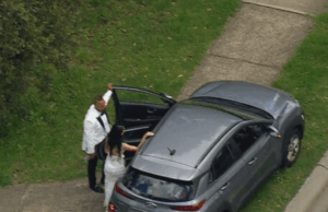 Noivos apanhados em acidente de carro em casamento no nordeste de Melbourne Noivos apanhados em acidente de carro em casamento no nordeste de Melbourne