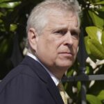 O príncipe Andrew da Grã-Bretanha parte após participar do serviço de matinas de Páscoa na Capela de São Jorge no Castelo de Windsor em Windsor, Inglaterra, domingo, 9 de abril de 2023. (Yui Mok/Pool via AP)